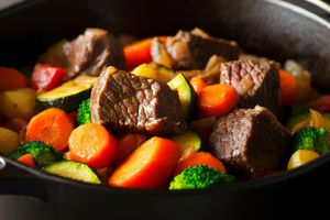 Beef and Vegetable Stew 🥘🥩: The Perfect Presentation in Ceramic Plates — Taste and Aesthetics