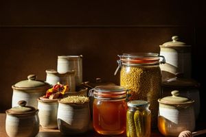 Five Reasons to Use Ceramic Tableware for Storing Food: Spices, Grains, Pickles, and Honey 🏺🌿